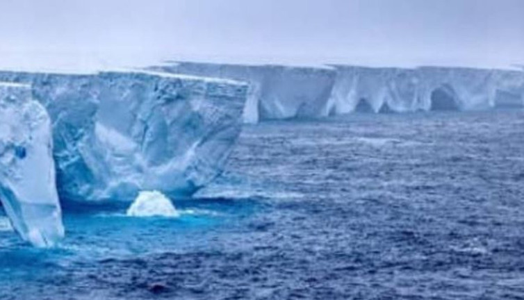 Dünyanın en büyük buz dağı karaya oturdu. Okyanusta çifte tehdit. Kalınlığı 400 metre