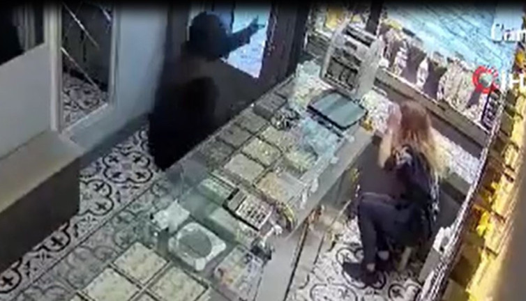 Kahraman vatandaş hayat kurtarıp soygunu engelledi. Tezgahtar kıza dehşeti yaşattı