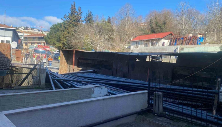 Yokuş çıkarken freni patlayan demir yüklü tır devrildi