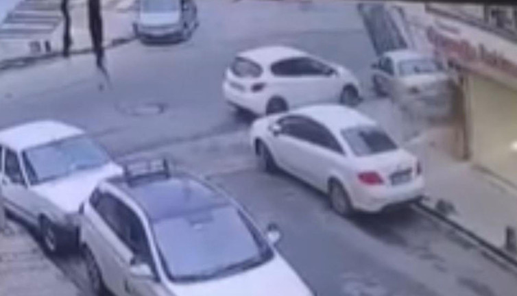 Yokuş aşağı kayan kamyon baklavacıya girdi! Dehşet anı kamerada