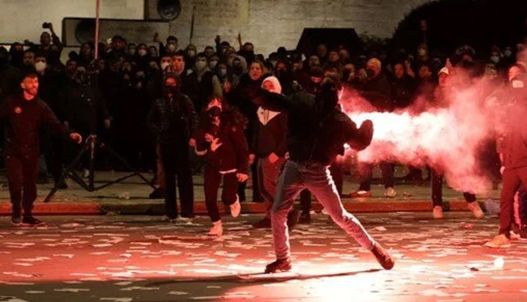 Yunanistan’da sokaklar karıştı! Halk meydanlara indi