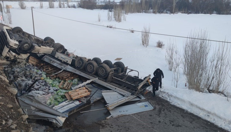 Erzurum'da faciadan dönüldü! TIR bariyerleri aşıp köprüden aşağıya uçtu