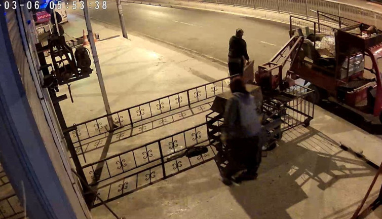 Pendik'te iş yerinden hırsızlık anı kamerada
