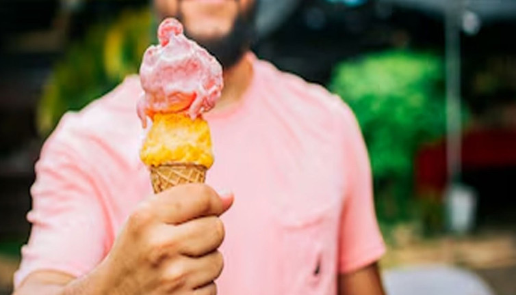 Dondurmanın içinden yılan kafası çıktı