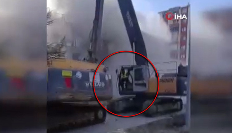 5 katlı bina tek hamlede yıkıldı! Operatör son anda kendini attı