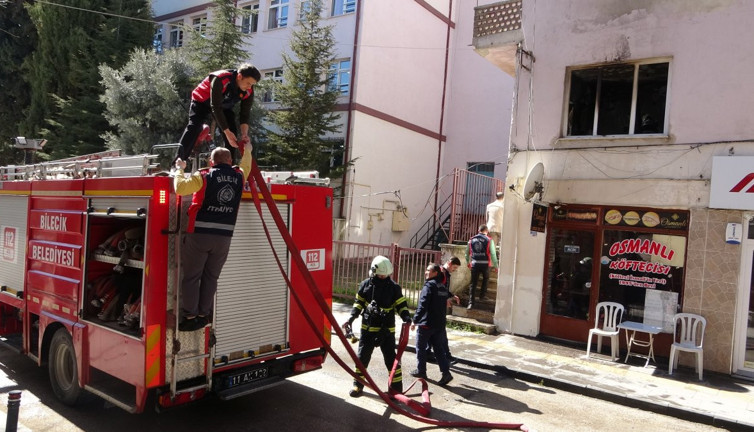 2 katlı ev yandı 1 kişi yaralandı