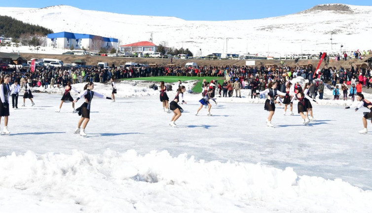 'Kadınlar Günü'ne özel buz pateni gösterisi