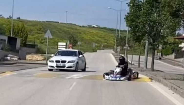 Go kart sürücüsü pisti şaşırdı, trafiğe çıkıp drift attı!