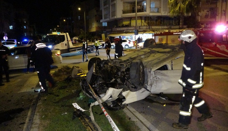 Antalya’da ehliyetsiz sürücü dehşet saçtı! Hız yaptı, takla attı: 4 yaralı