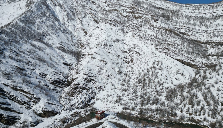 Şırnak’ta dağlar beyaz örtüyle kaplandı! Beytüşşebap’tan kartpostallık görüntüler