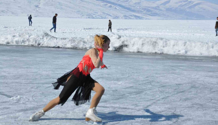 Çıldır Gölü’nde renkli görüntüler! Danslarıyla büyülediler