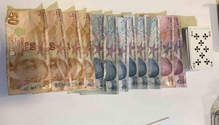 Çayevinde kumar oynayan 4 kişi yakalandı