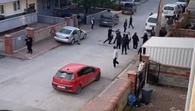 Bıçaklı, çekiçli, tüfekli borç-alacak kavgası; 3 yaralı