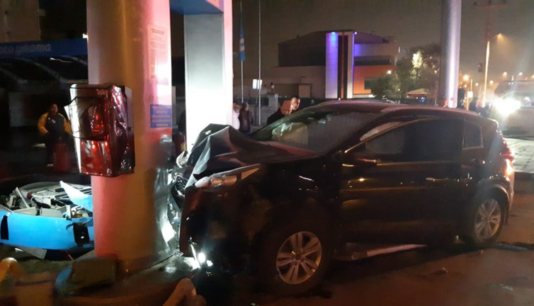 Kaza yapan araç, benzin istasyonuna daldı