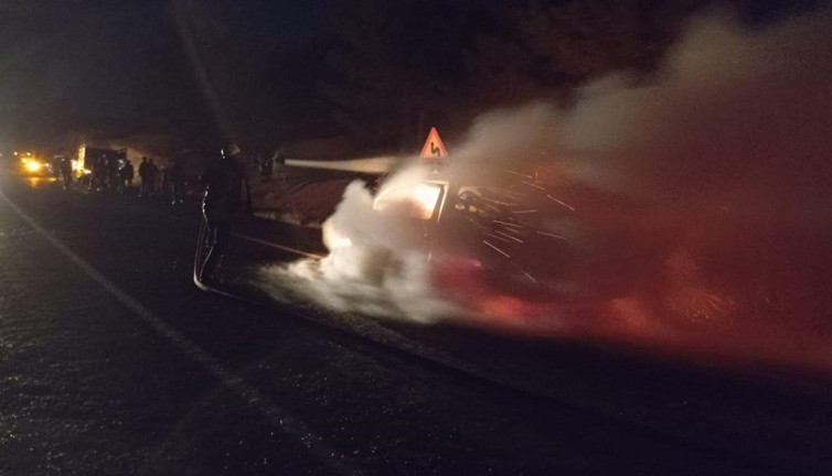 Hareket halindeki araç alev topuna döndü