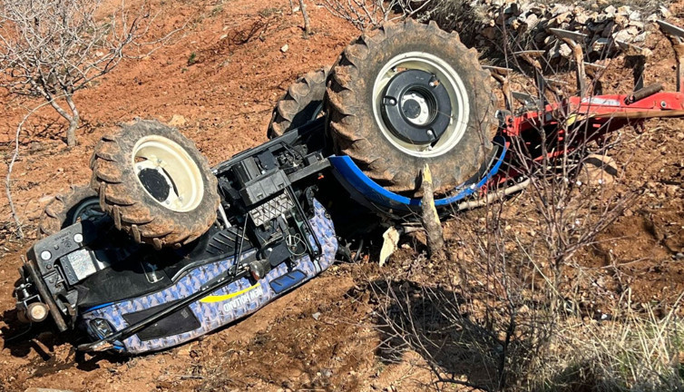 Traktör devrildi, sürücü altında kalarak can verdi!