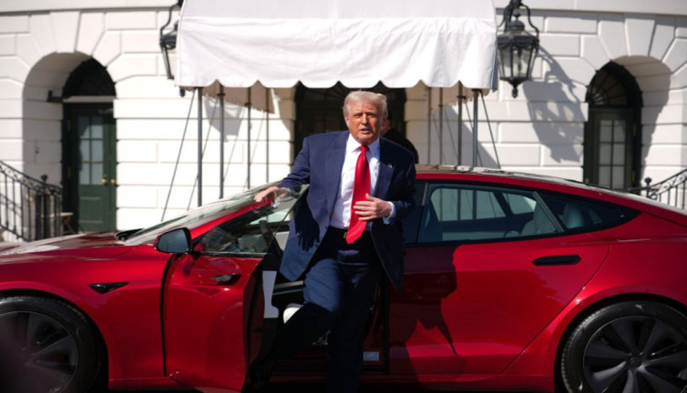 Trump Tesla satın aldı, Beyaz Saray önünde poz verdi