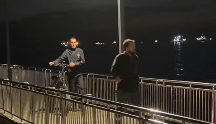 Bakırköy'de bisiklet süren şahıs denize düştü