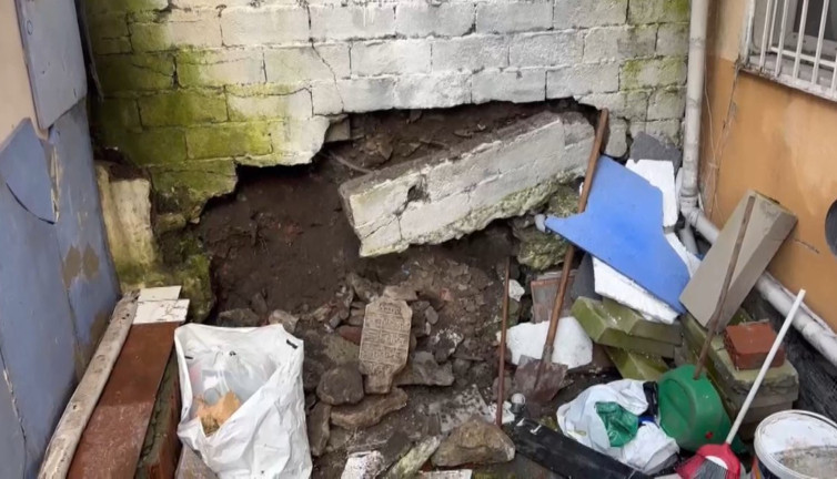 İstanbul'da çöken binanın duvarının altında ortaya çıktı! 793 yıllık yazıyı görenler dua etmeye başladı...