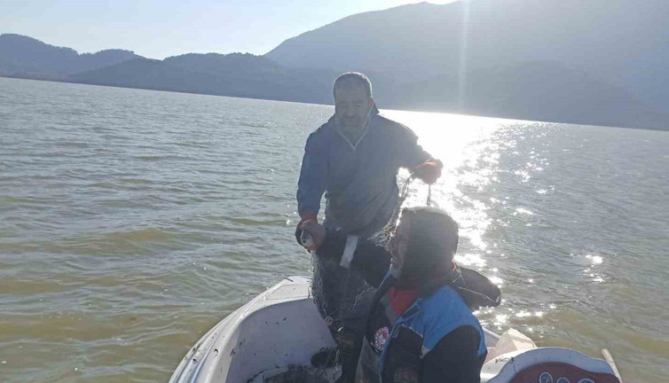 Kovada Gölü'nde kaçak ağa operasyon