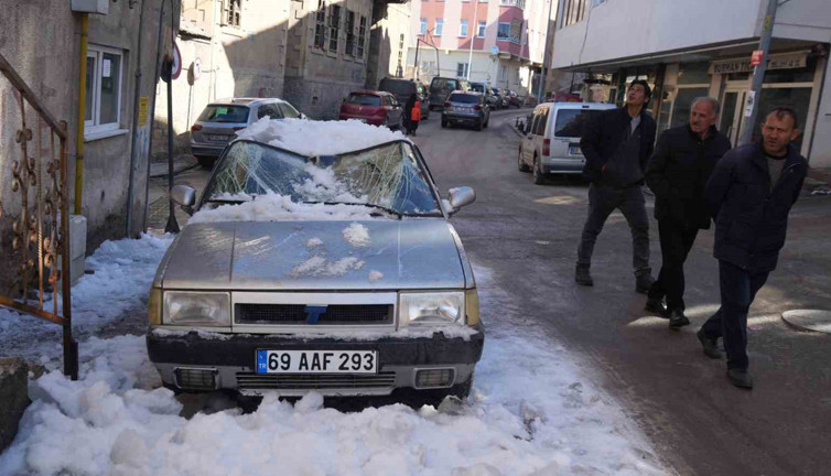 Kar kütlesi düşen otomobil hurdaya döndü