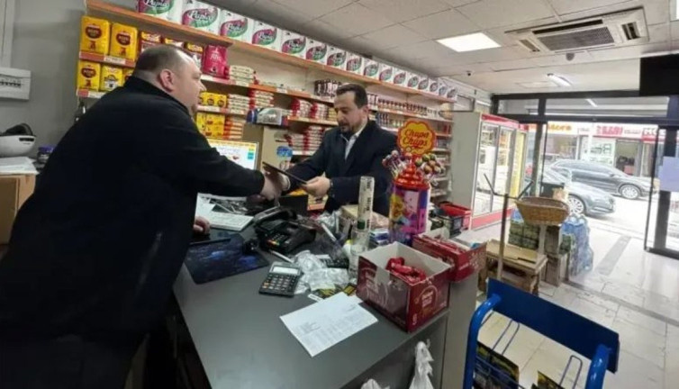 İmam tüm mahallenin veresiye borcunu kapattı. Bakkalla pazarlık yaptı