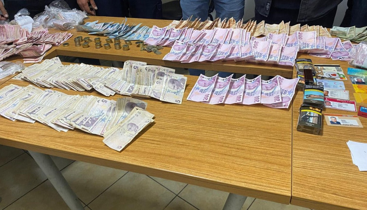 Görme engelli taklidi yapan dilencinin üzerinden çıkanlar ağızları açık bıraktı