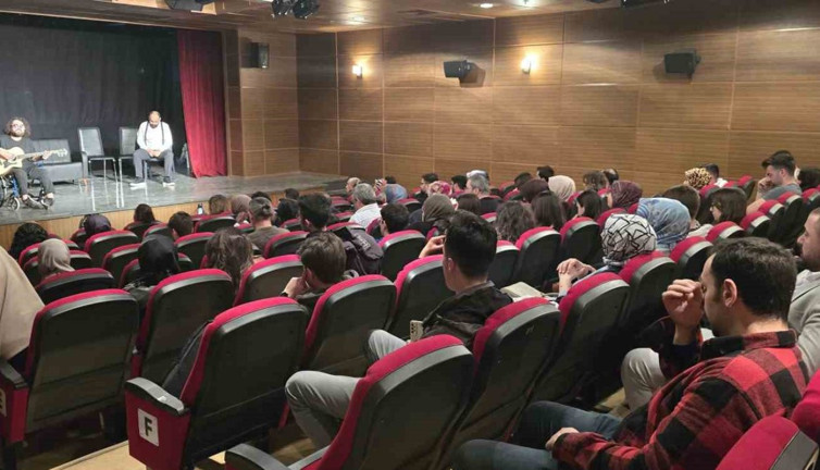 Davetsiz Misafir oyunu seyirciyle buluştu