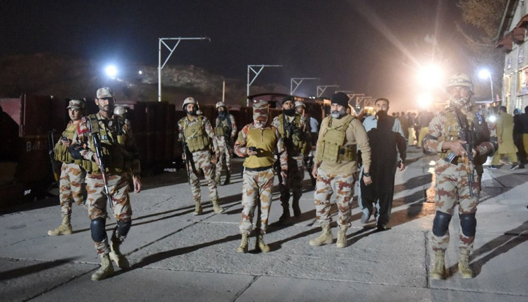 Pakistan'dan Afganistan ve Hindistan'a suçlama: Tren krizi büyüyor