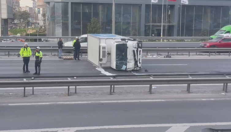 Basın Ekspress yolunda kamyonet devrildi
