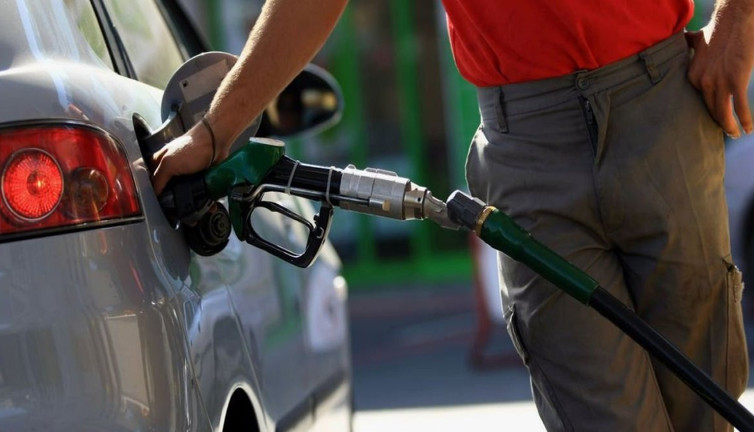 Akaryakıtta yenilen kazığın boyutunu gözler önüne serdi. Ünlü ekonomist: Bu bir deli dumrul vergisidir