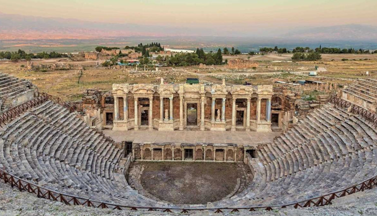 Tarihi tiyatrolar sahneye dönüyor: Geçmişin ışığında sanat
