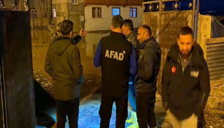 Kar eridi evler su altında kaldı