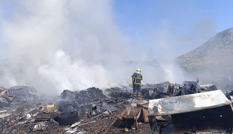 Çalılarla birlikte hurda tesisini yaktı