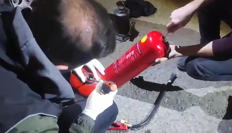 Yöntemleri ‘pes’ dedirtti! 11 kilo eroin yangın tüpüne zula etmişler