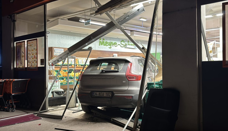 Markete dalan cipteki 2 kişi yaralandı