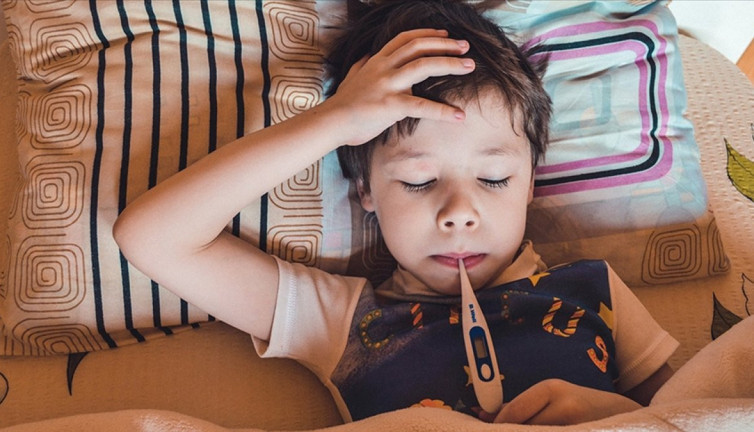 Çocuklarda ateş yükseldiğinde ne yapılmalı? Uzmanından ailelere uyarı