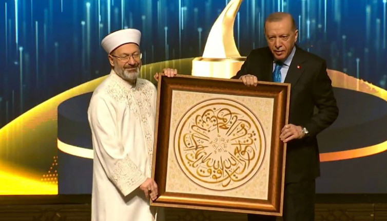 Ali Erbaş'tan Erdoğan'a hediye! Herkes ayetin anlamını araştırdı...