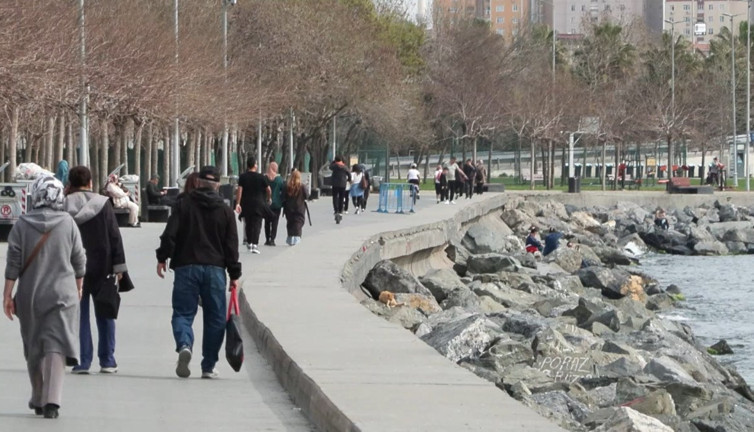 İstanbul’da sıcaklık 26 dereceye ulaştı: Mart ayında yazın tadını çıkardılar! Parklar ve sahiller doldu