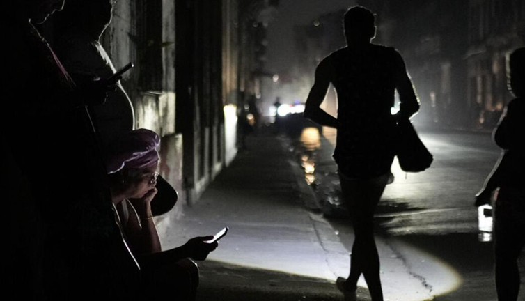 Beklenmedik kaos ile karşı karşıya kaldılar: Tüm ülkede elektrikler kesildi