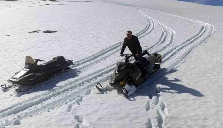 Güzel havaları fırsat bildiler! Obaları kar motoru ile gezdiler