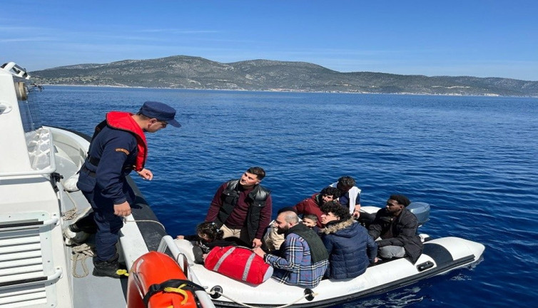 Yurt dışına kaçacaklardı! Sahil Güvenlik ekipleri tarafından yakalandılar