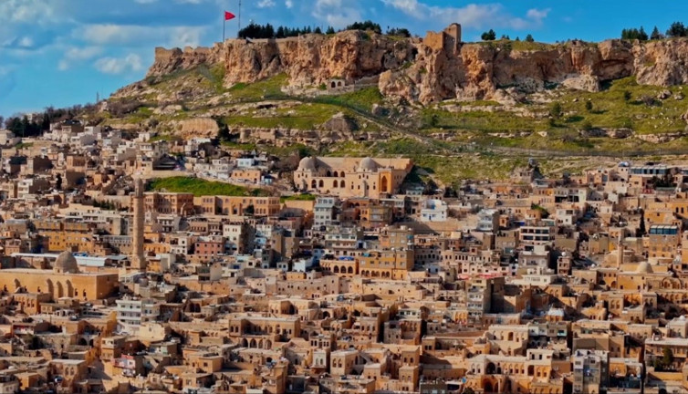 Mardin’de üç dilde ilahi