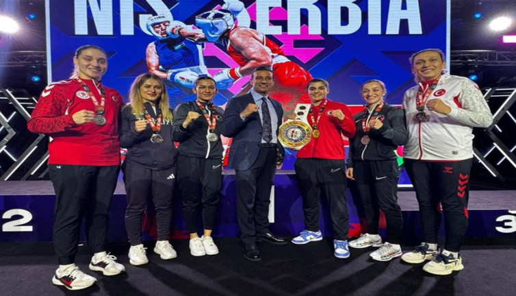 Şampiyon boksörler Türkiye'ye geldi