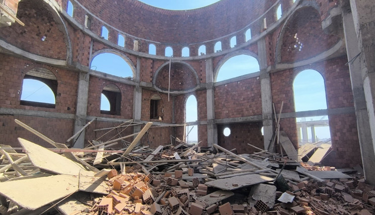 Nusaybin’de cami inşaatının iskelesi çöktü: 2 işçi ağır yaralı