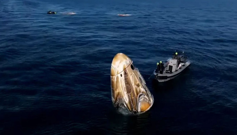 Uzayda mahsur kalan astronotlar dünyaya döndü! Sedye ile taşındılar
