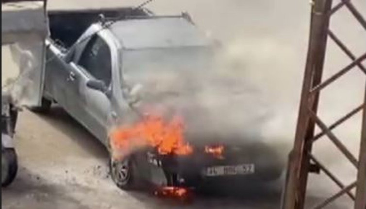 Reyhanlı'da park halindeki kamyonet alevlere teslim oldu