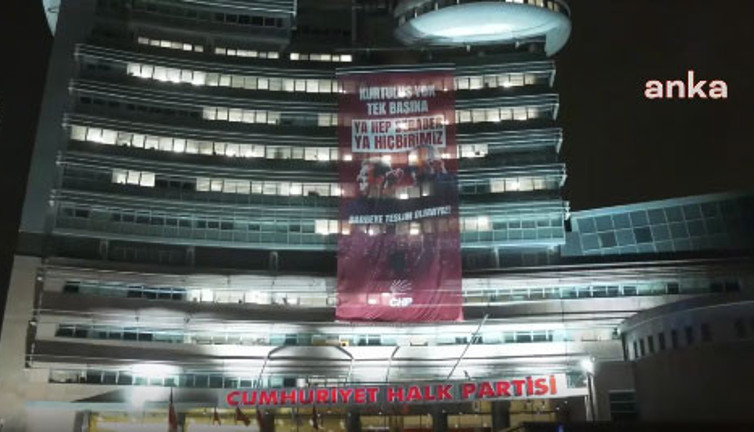 CHP Genel Merkezi'ne "Darbeye teslim olmayız" pankartı asıldı