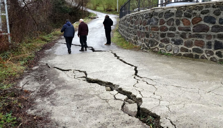 Trabzon’da derin çatlaklar korkuttu