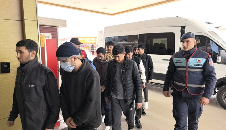Bursa'da 13 kaçak göçmen yakalandı